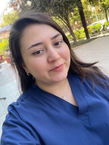 Büşra Göktepe, Veteriner Hekim — beyaz önlükle portre, Kadıköy OlaVet